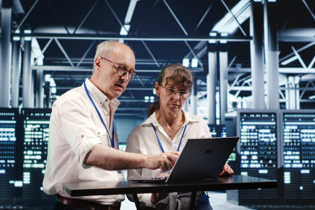 colleagues-crosschecking-server-parts-1024x682 Gehostete Software