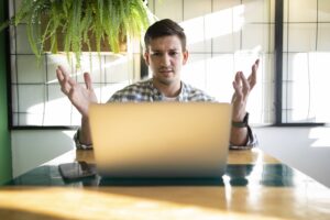 young-entrepreneur-working-remotly-300x200 DFK-IT